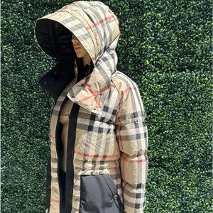 NWT BURBERRY women’s size XS Detachable Hood Check  puffer jacket.